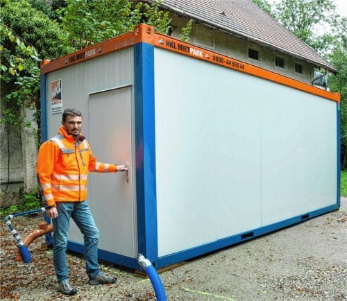 Nagelneu und unbewohnt: der Wohncontainer, den sich ein Obdachloser über Gericht erstritten hat, dann aber abgetaucht ist; hier Priens Ordnungsamtsleiter Martin Plenk. Fotos Berger