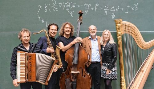 Nehmen die Zuhörer mit auf eine Reise durch die Erdgeschichte: Die Formation Quadro Nuevo, bestehend aus Andreas Hinterseher, Mulo Francel, D.D. Lowka und Evelyn Huber (von links) mit Professor Dr. Harald Lesch (Zweiter von rechts). Sie sprechen und spielen im Rahmen von „Theater und Talk“ im Vorfeld der Eröffnung der „Saurier“-Ausstellung in Rosenheim. Foto Heller