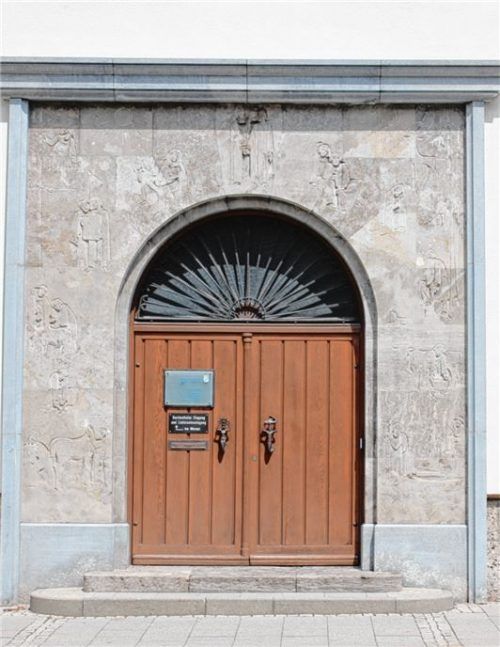 Neu gestaltet: Aufgrund der energetischen Sanierung des Gebäudes erhielt das Portalrelief von Karl Hemmeter eine neue, hellgraue Rahmung.Fotos fie