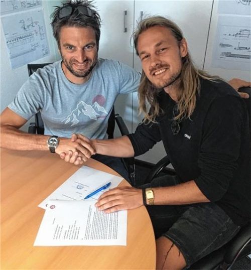 Neu-Sechziger Nicolaj Madsen (rechts) bei der Vertragsunterzeichnung mit Abteilungsleiter Nico Foltin.Foto 1860