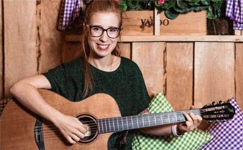 Nicht auf den Mund gefallen ist Kabarettistin Sara Brandhuber. Mit ihrem Programm „I war des fei ned“ tritt sie im Haus der Kultur in Waldkraiburg auf und erzählt vom Alltag in typisch bayerischer Art.Foto  Skudies