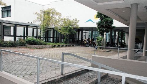 Nicht barrierefrei ist derzeit der Eingangsbereich der Schule. Dieses Defizit soll mit der Umgestaltung des Schulhofs behoben werden.Foto Reisner