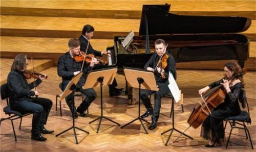 Nicht nur klassische Musik: Christoph Soldan und die Schlesischen Kammersolisten spielen auch goldene Hits der 60er- und 70er-Jahre.Foto Pianohaus KDH