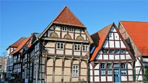 Nienburg liegt an der Deutschen Märchenstraße. Die Fachwerkstadt bietet Mystisches und Märchenhaftes für alle, die in die Vergangenheit eintauchen möchten. Foto djd/Deutsche Fachwerkstraße/Martin Fahrland