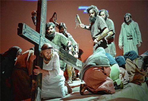 Noch bis Anfang Oktober wird in Erl die Passion Christi gespielt (hier eine Kreuzwegstation). Vertreter europäischer Passionsspielorte trafen sich jetzt in dem Tiroler Dorf, das seit Jahrhunderten diese Tradition wahrt. Fotos Kitzbichler