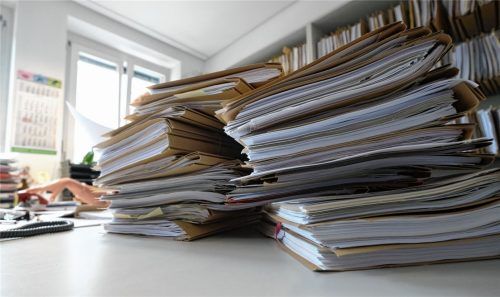 Öffentliche Vergaben werden immer komplexer: Der Eggstätter Gemeinderat hat sich in jüngster Sitzung mit der Möglichkeit eines Beitritts zum Vergabezentrum beim Zweckverband Kommunales Dienstleistungszentrum Oberland befasst. Foto dpa