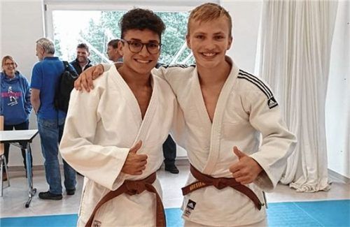 Patrick Weisser (rechts) nach der erfolgreichen Prüfung mit seinem Prüfungspartner Ryan da Silva Bruno.