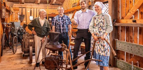 Peter Reisner, Peter Fortner, Simon Hausstetter und die als Magd verkleidete Julia Heuel vom Rohrdorfer Bauernhausmuseum können sicher sein: Sie sind die Einzigen, die einen staubsaugenden Kartoffelkäfergiftbläser vorzuzeigen haben.Fotos thoma
