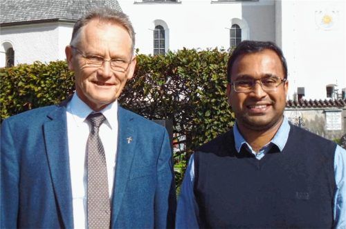 Pfarrer Hans Huber (links) und Pater Paul John Vadakumbadan sind seit Anfang September Seelsorger im Pfarrverband Oberes Inntal. Durch den Weggang der Karmelitenpatres muss jetzt die Zukunft neu gestaltet werden.Foto gruber