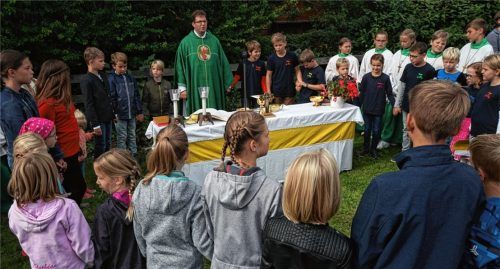 Pfarrer Michael Seifert weihte im Beisein zahlreicher Kinder den Spielplatz an der Seltenhornstraße ein.Fotos  Meling