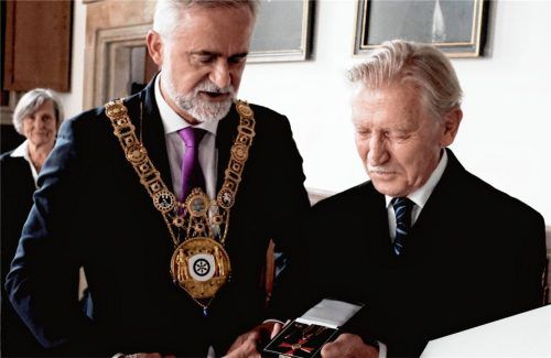 Professor Dr.Peter Graf (rechts) bekam von Oberbürgermeister Wolfgang Griesert das Bundesverdienstkreuz. Im Hintergrund: Marie Graf, die Frau an seiner Seite. Foto privat