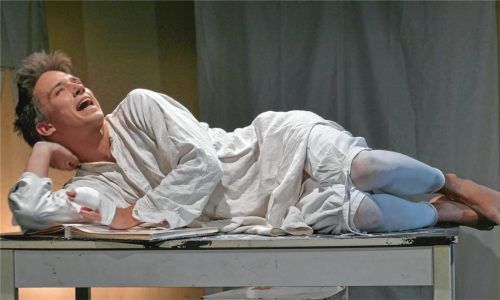 Proprischtschin (Lucas Kronast-Reichert) krümmt sich vor lachen über die Briefe, die sich Hunde schreiben. Foto Janka