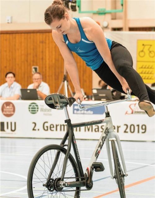 Ramona Dandl von der Soli Bruckmühl beim dreifachen Drehsprung, den sie als einzige Frau der deutschen Kunstradelite zeigt.Foto Dandl