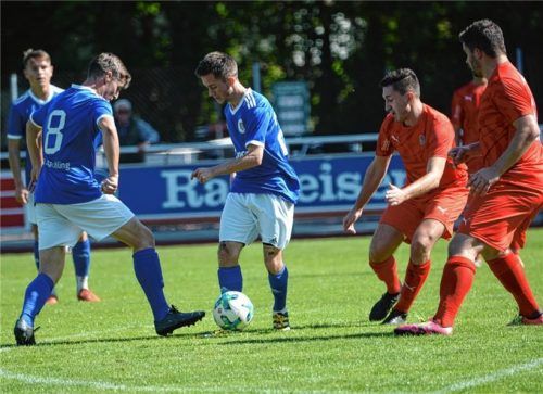 Raublings Stefan Unsicker (am Ball) wird von Kolbermoors Defensive gestellt.