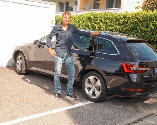 Er ist hier aufgewachsen und noch immer verwurzelt: Sportmoderator Wolfgang Nadvornik will in Waldkraiburg für die CSU als Bürgermeisterkandidat antreten. Foto  grundner