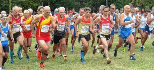 Reinmund Hobmaier (Nummer 1867) wurde Vize-Europameister bei den Männern M55 im Crosslauf und mit dem Team. Foto  Stuffer