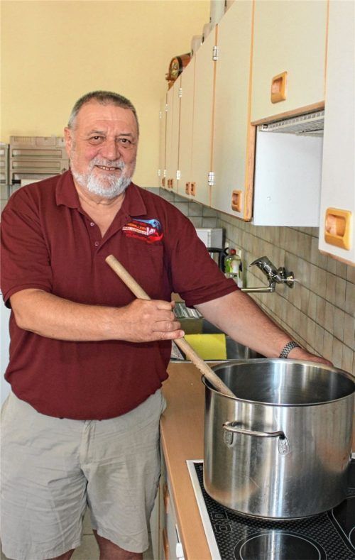 Richard Antretter, der auch Smutje genannt wird, kocht seit sieben Jahren jeden Montag für die Aktiven der Kolbermoorer Feuerwehr. Foto Weinzierl