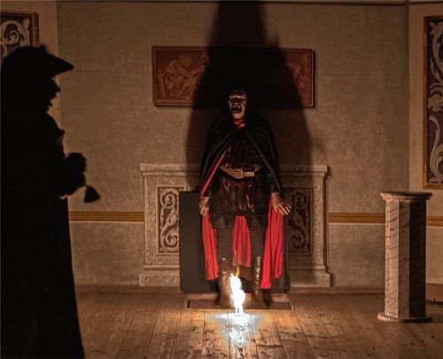 Ritter Wendelin ruft den teuflischen Walluf – nur eine der unheimlichen Szenen aus dem Ritterschauspiel.Foto re