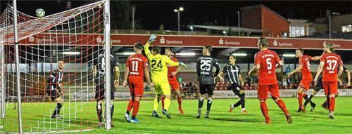 Rosenheims Mathias Heiß (Zweiter von rechts) setzte die Kugel knapp über die Querlatte.Foto Habermann