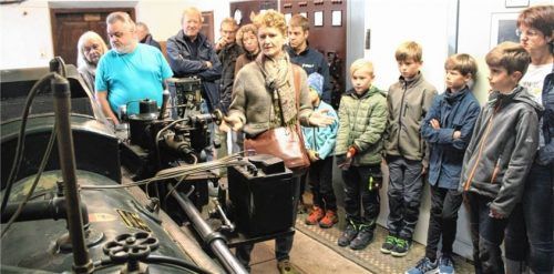 Rund 50 Interessierte nahmen die fast schon einmalige Gelegenheit war, um sich das Elektrizitätswerk anno 1894 in Nußdorf anzuschauen, weil eine Besichtigung außerhalb dieses Termins nicht möglich ist. Die Führung übernahm Michaela Firmkäs, Ortsheimatpflegerin in Nußdorf, die den Zuschauern die Technik erklärte.Foto steffenhagen