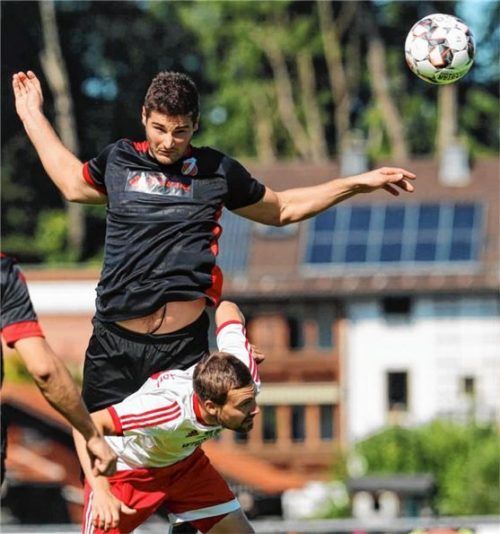Saaldorfs Felix Großschädl ist der „König der Lüfte“ in der Bezirksliga Ost, wie er hier gegen Teisendorf zweifelsohne unter Beweis stellt.Foto Butzhammer