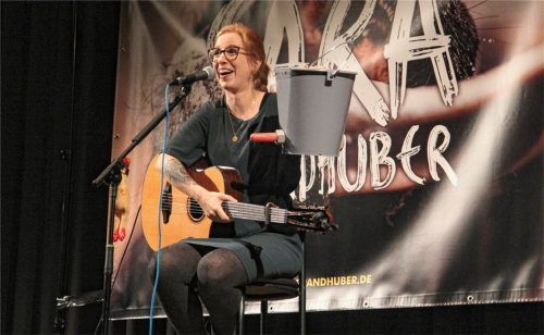 Sara Brandhuber berichtete am Samstag über den Kauf eines Kälberkübels: „Der ist nicht für Kälber, den brauche ich für die Bühne“, klärte die Kabarettistin den Kassierer in der BayWa auf, als dieser den Wechsel des Saugers vorschlug. Foto Von Ahn