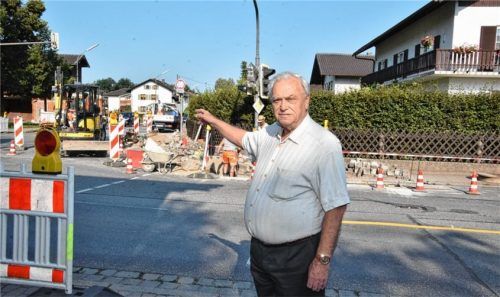 Schaut her: Der Rosenheimer Alfons Hochfilzer ist mit der Baustellensituation an der Kreuzung Westerndorfer Straße/Schlößlstraße unzufrieden. Foto Schlecker
