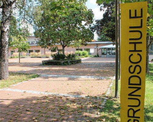 Schon bald ist wieder Leben auf dem Pausenhof der Grundschule an der Beethovenstraße. Ein Posten bleibt vorerst aber frei: Bis zum Schuljahresanfang konnte die Rektorenstelle nicht besetzt werden, das Schulamt sucht aber weiter nach einem Nachfolger für Margit Lang, die vor den Sommerferien nach 15 Jahren verabschiedet worden ist. Foto  lohmann