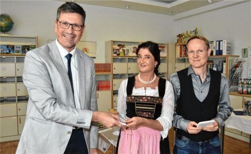 Schulrat Markus Kinzelmann (links) führt Andrea Ostermann offiziell in das Amt der Schulleiterin ein. Zu ihrem Stellvertreter wurde Andreas Heisig ernannt. Fotos Schlecker