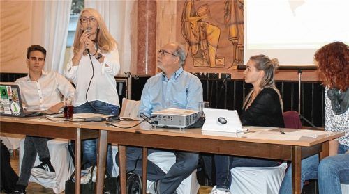 Setzt sich für ein grünes Waldkraiburg ein: die neugegründete Bürgerinitiative mit Dennis Uzon, Irmi Pöschl-Moser, Peter Moser, Monika Ott und Lisa Sieber (von links).Foto  Sutherland