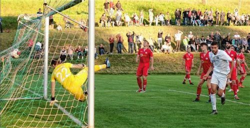 SG-Spieler Uli Hubl (rechts) dreht nach dem 2:0 jubelnd ab.Foto Wimmer