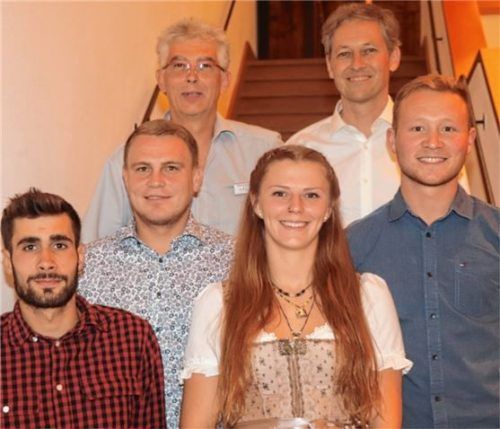 Sie gehören zu den besten Malern und Lackierern (von links vorne nach rechts oben): Pushi Buta Gratian-Florin, Melinda Gahi, André Schleicher, Maximilian Schönhuber sowie die Obermeister Klaus Freutsmiedl und Jürgen Zellerhoff. Foto Wittenzellner