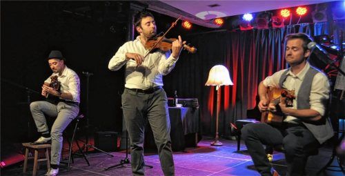 Sie sind Cobario: Georg Aichberger (Giorgio Rovere), Herwig Schaffner (Herwigos) und Jakob Lackner (El Coba/von links). Wenn es nach ihnen geht, wird es nicht bei dem bisher einzigen Auftritt in Mühldorf bleiben.Foto  Schwarz