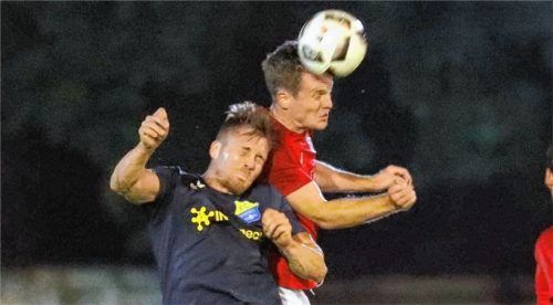 Sieger im Kopfballduell, aber das Spiel verloren: Wasserburgs Matthias Haas gegen Pipinsrieds Pigl. Foto Butzhammer