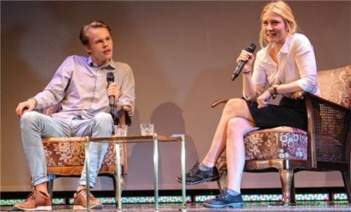 Simon Schofeld und Christina Sommer persiflieren eine Talkshow. Foto Albrecht