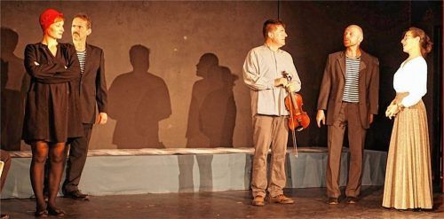 Sinnentleerter Smalltalk im Salon: Mascha (Mirjam Bertagnolli), Hauptmann Soljony (Alexander Schoenhoff), Andrej (Stefan Hanus), Werschinin (Klaus Schöberl) und Olga (Sabine Herrberg). Foto Stranzinger