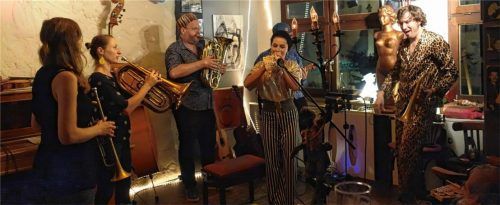 So ausgefallen wie ihr Outfit war auch die Musik von „Shreefpunk“. Foto Friedrich