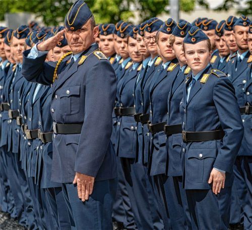 Soldatinnen und Soldaten stehen beim Gelöbnis. Foto dpa