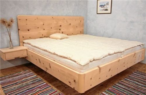 Sorgt für Wohlfühlatmosphäre: ein Zirbenholzbett.