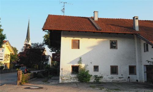 Standortvorteil des Grundstücks an der Obinger Straße: Die Grundschule ist ganz in der Nähe. Standortnachteil: Die Straße ist ganz in der Nähe. Fotos Weithofer