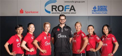 Steigen in dieser Saison ins Titelrennen ein: Jia Liu, Lilly Zhang, Kristin Lang, Svetlana Ganina, Anastasia Bondareva und Yaping Ding (von links) mit Kolbermoors Trainer und Abteilungsleiter Michael Fuchs (Bildmitte).