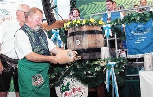 Stellvertretender Landrat Josef Huber brauchte drei Schläge zum Anzapfen in der Inntalhalle.