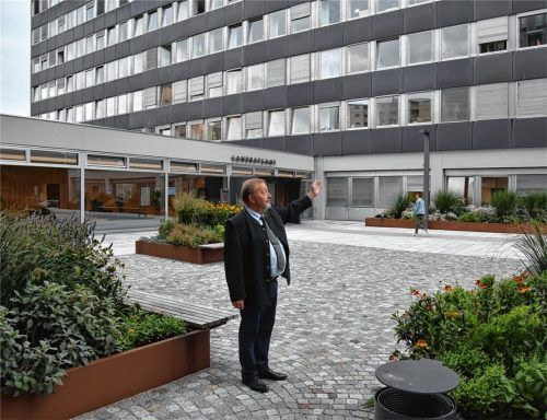 Stellvertretender Landrat Josef Huber zeigt auf das Hauptgebäude der Landkreisverwaltung, das in den nächsten Jahren eine Baustelle sein wird.Foto Schlecker