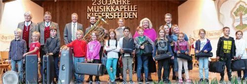 Stolz präsentieren die angehenden Musikanten ihre neuen Instrumente, die überwiegend mit Stiftungsgeldern finanziert werden.Foto hoffmann