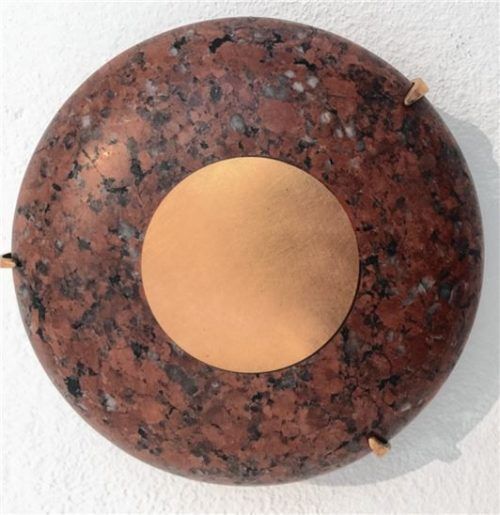 „Sundisque“, roter Granit/Messing (2016). Foto Bößwetter