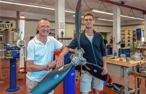 Teilen sich die Geschäftsführung bei Hoffmann Propeller: Guido Wolf (links) und Stephan Wurm, Enkel des Firmenmitgründers. In ihrer Mitte ein neu entwickelter Propeller für ein Ultraleicht-Flugzeug. Fotos Thomae