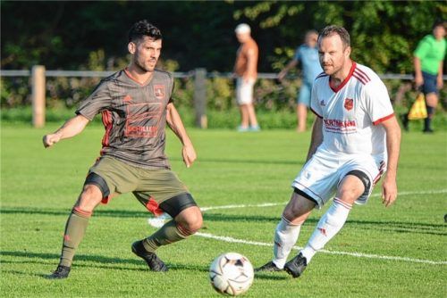 Torlos endete die Partie zwischen dem SV Söllhuben und dem TuS Prien: Hier duellieren sich der Priener Martin Graf (links) und Söllhubens Spielertrainer Matthias Linnemann.