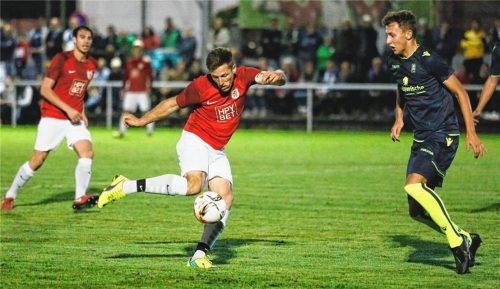 Torschuss von Wasserburgs Dominik Haas, beobachtet von Torschützen Maxi Höhensteiger (links).Foto Cater