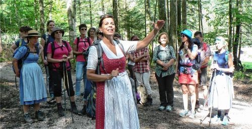 Traudi Siferlinger mit der Jodlergruppe im Wald. Besonders beeindruckt zeigte sich die Musikerin vom raschen Lernerfolg der Teilnehmer.Fotos Hötzelsperger