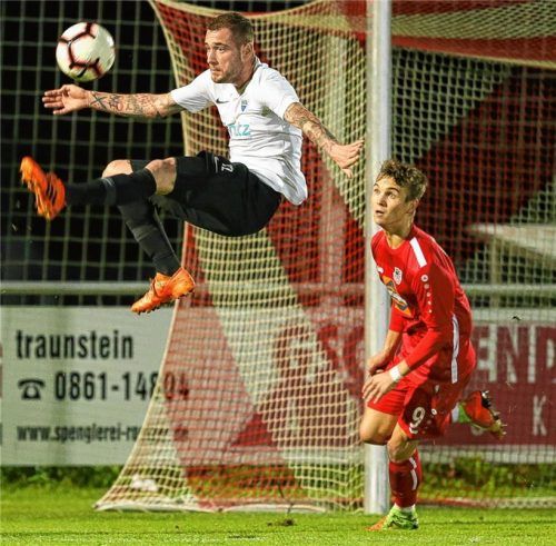 Traunsteins Adrian Furch beobachtet staunend die spektakuläre Einlage von Ampfings Mateo Cacic.Foto Weitz